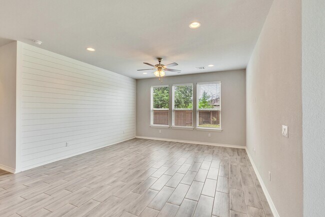 Building Photo - 701 Hays Hill Dr