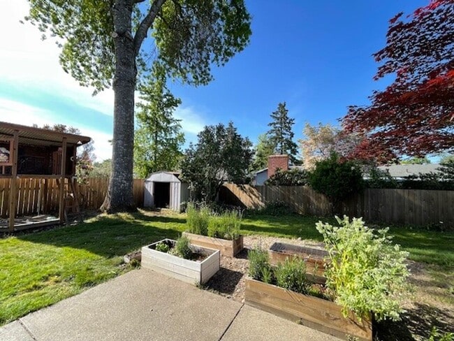 Building Photo - 301 NW 18th Pl