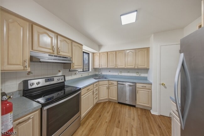 Building Photo - 15 Karen Rd