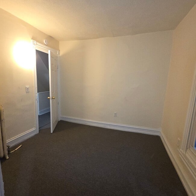 Building Photo - Renovated 3 bedroom House