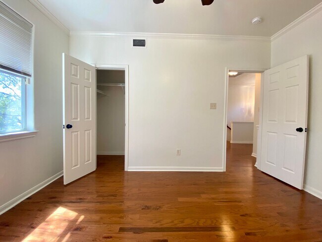 Building Photo - 3 Bedroom Townhouse Condo-North Austin!