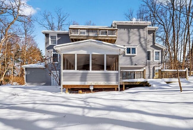 Building Photo - Beautiful Home surrounded by nature!