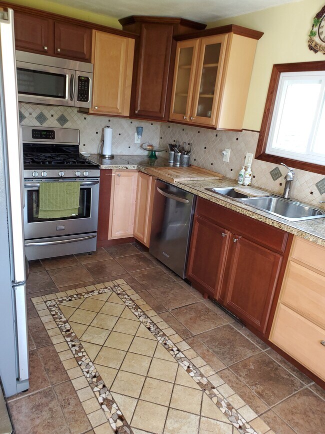 Full Kitchen - 40 Roseville Ave