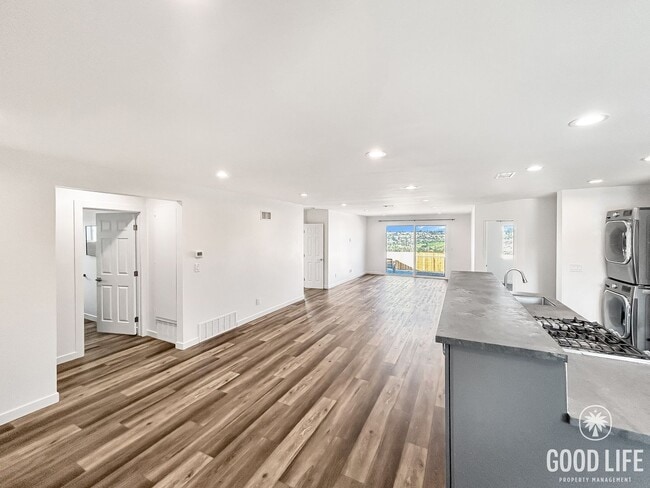 Building Photo - Beautiful 3BD/2BA W/ Updated Kitchen and A...