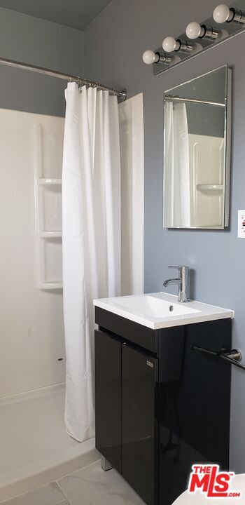 Building Photo - 136 W 99th St