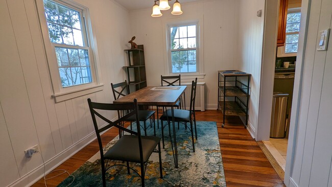 Building Photo - 3 Bedroom Home- Great Location in Darien