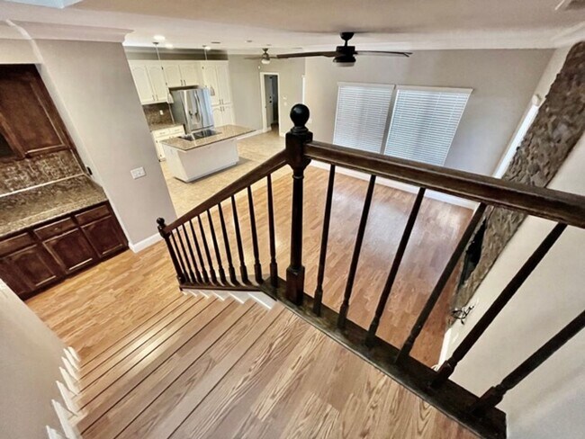 Building Photo - $3,500 Private pool, Solar Panels, 5 Bed, ...