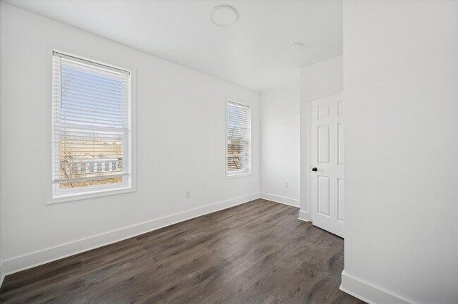 Building Photo - 2 Bedroom 3 Full Bathroom House in Southwest Philly