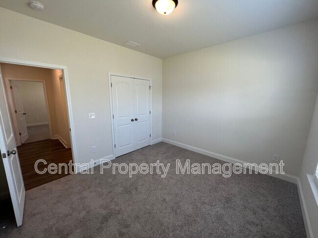 Building Photo - 102 Lariat Ct