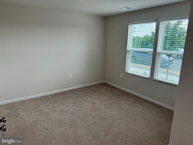 Building Photo - 147 Presidents Pointe Ave