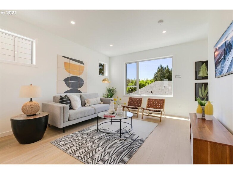 Building Photo - 3958 SE Gladstone St