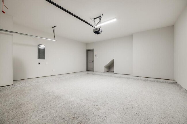 Building Photo - 749 Emile St