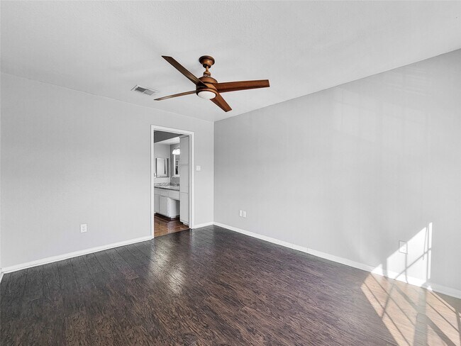 Building Photo - 2626 Holly Hall St