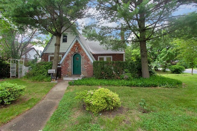 Primary Photo - 72 Berkshire Rd