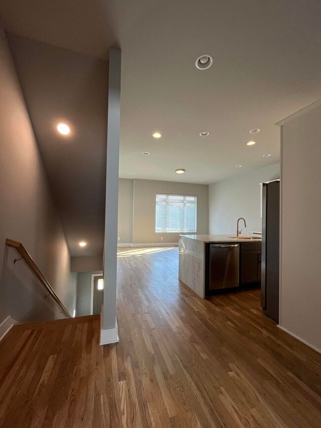 Building Photo - 976 Youngs Ln
