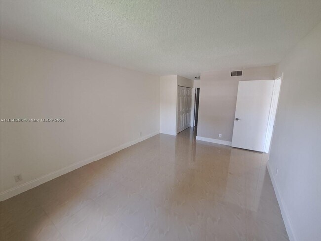 Building Photo - 240 Lakeview Dr