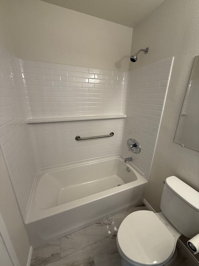 Building Photo - Remodeled 2-Bedroom Townhome in Tierrasant...