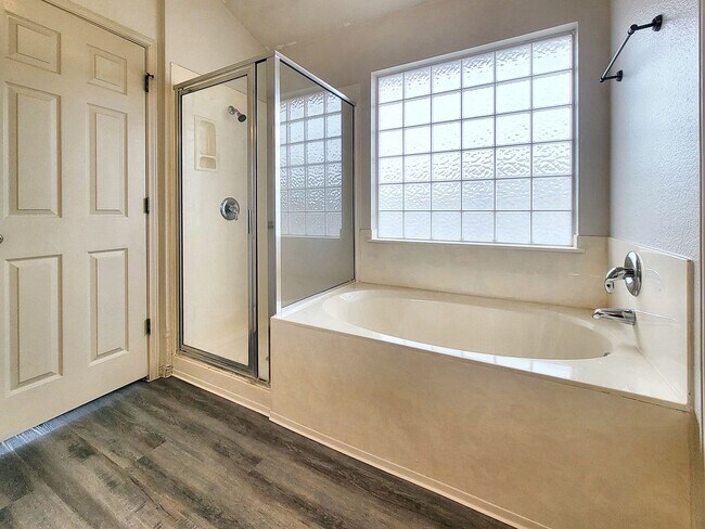 Building Photo - Inviting 3BR/2.5BA with Spacious Bedrooms & Great Outdoor Space