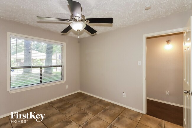 Building Photo - 2011 Woodhue Dr
