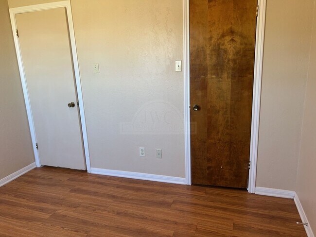 Building Photo - 3808 Peaks Dr