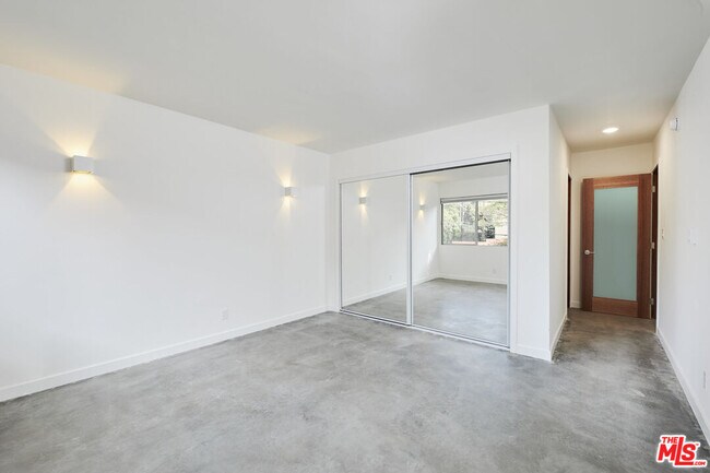 Building Photo - 305 San Vicente Blvd
