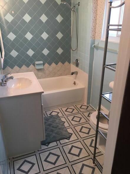 Building Photo - 164 Main St