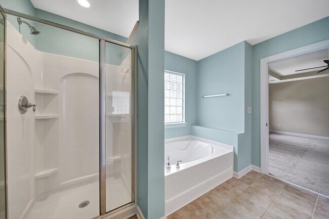 Building Photo - Beautiful Three Bed Two and Half Bath Town...