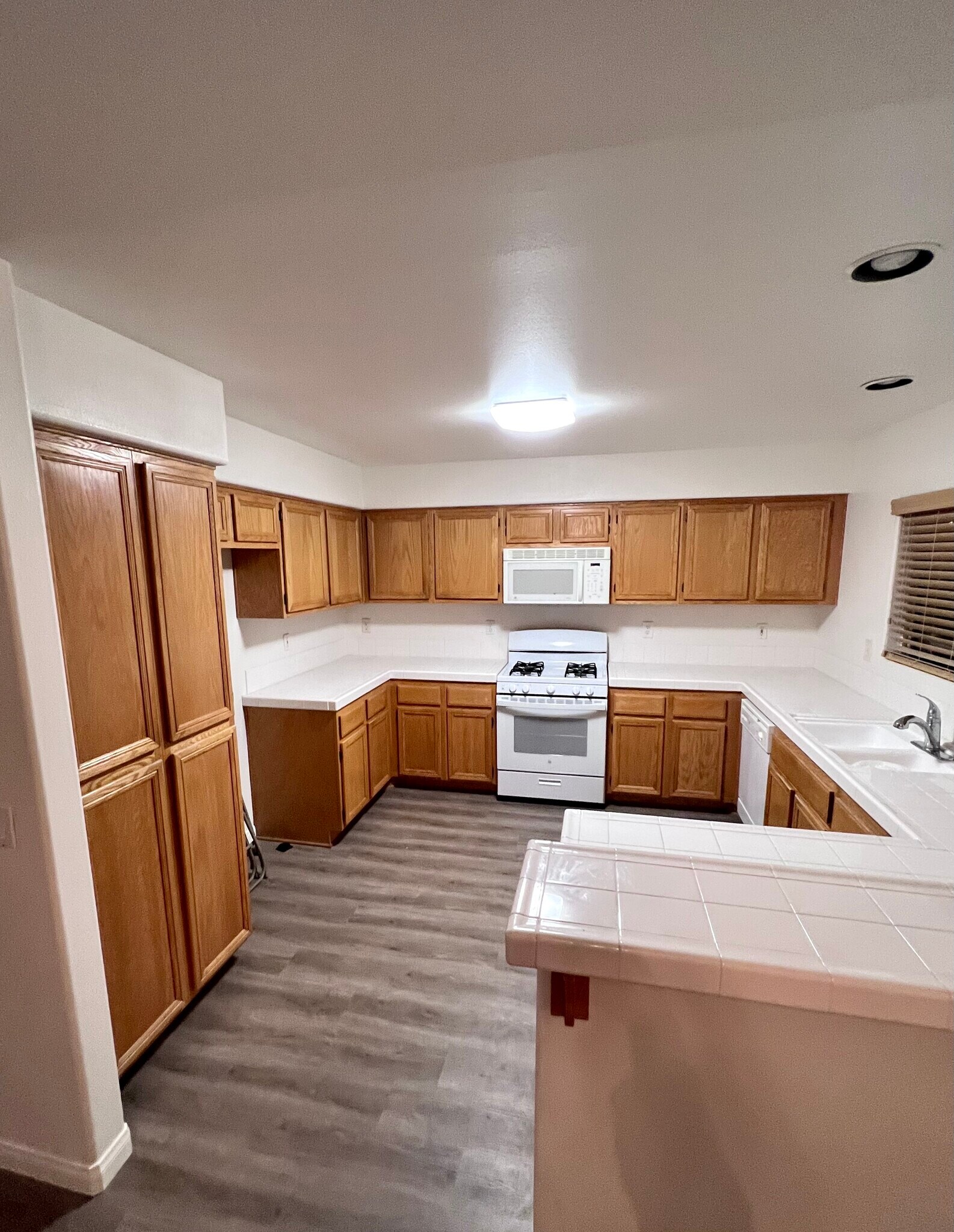 Building Photo - 13746 Gateway View Dr