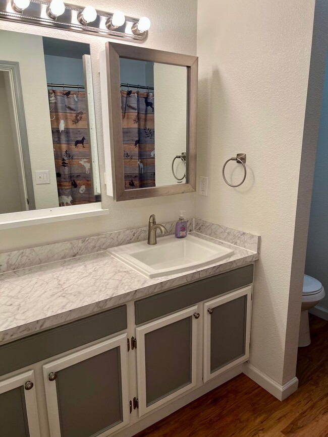 Building Photo - High speed internet included - 3 bedroom townhouse