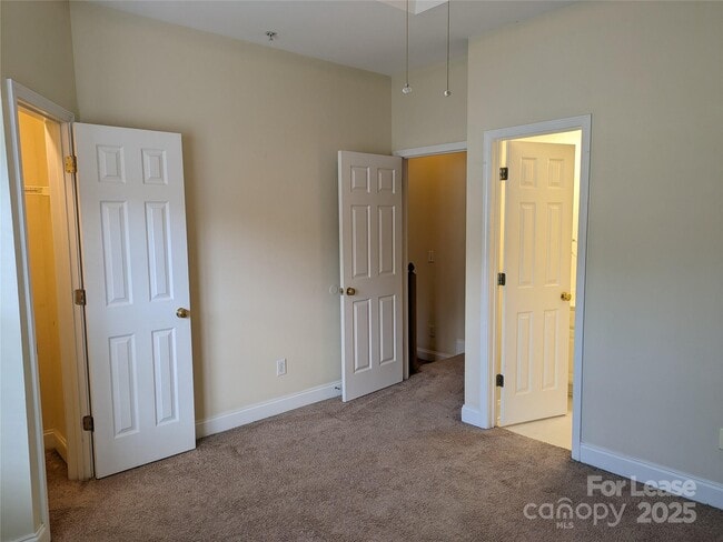 Building Photo - 917 Shearer St