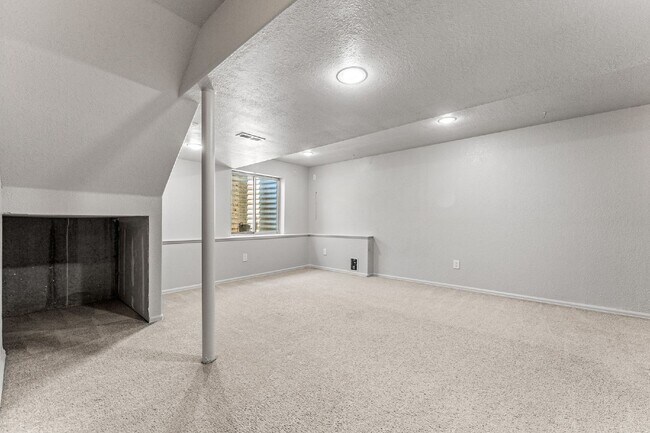 Building Photo - 4-Bed Arvada Home w/ Bedroom & Full Bathro...