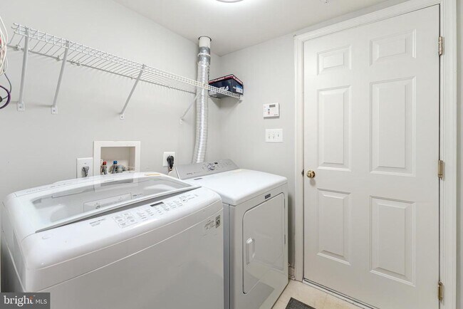 Building Photo - 1552 Oakley Ln