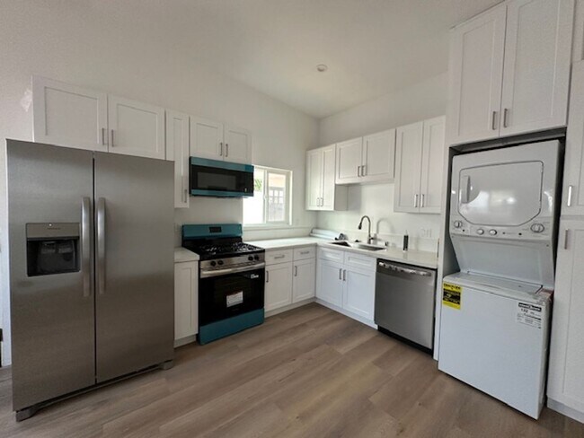 Building Photo - Looking for comfort, privacy, and modern l...