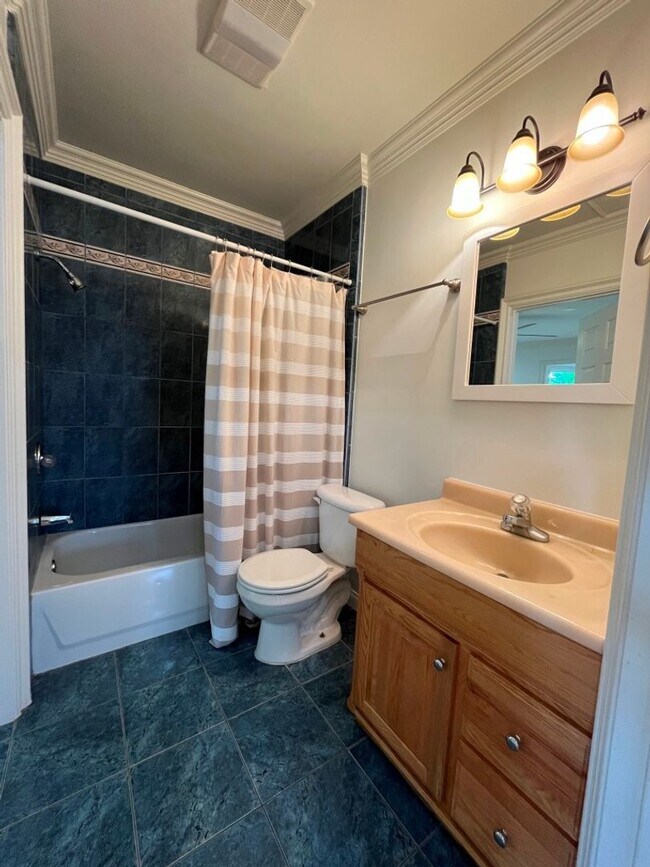 Building Photo - MOVE-IN READY! House w/full guest unit; near to Ventura Blvd!