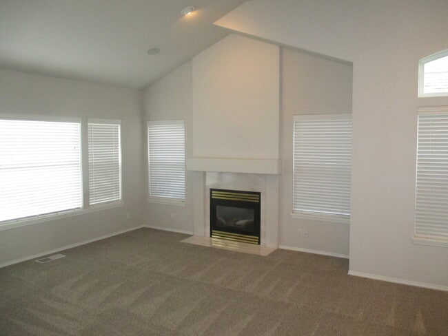 Building Photo - South Salem Home on Creekside Golf Course