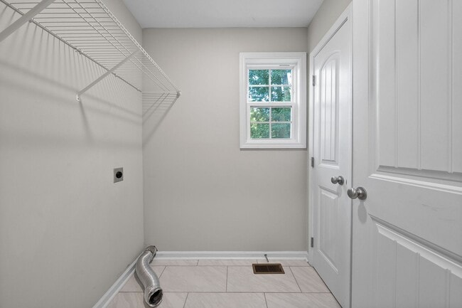 Building Photo - Pet Friendly Four Bedroom!
