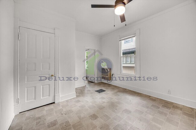 Building Photo - Charming 1 Bedroom with Natural Light & Ba...