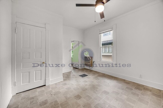 Building Photo - Charming 1 Bedroom with Natural Light & Basement Laundry
