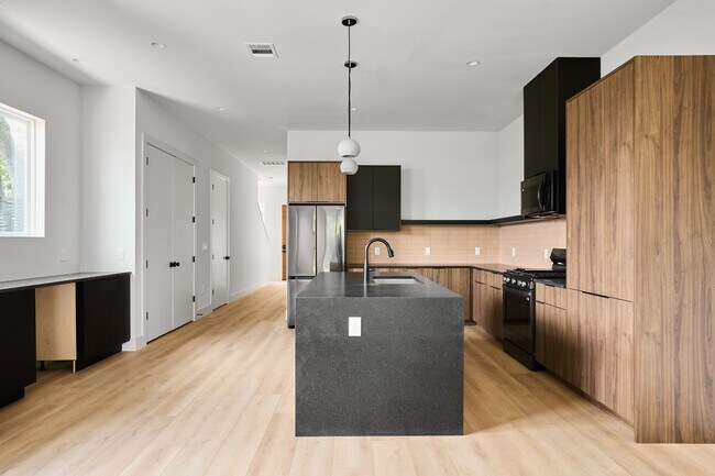 Building Photo - 412 Hackberry Ln