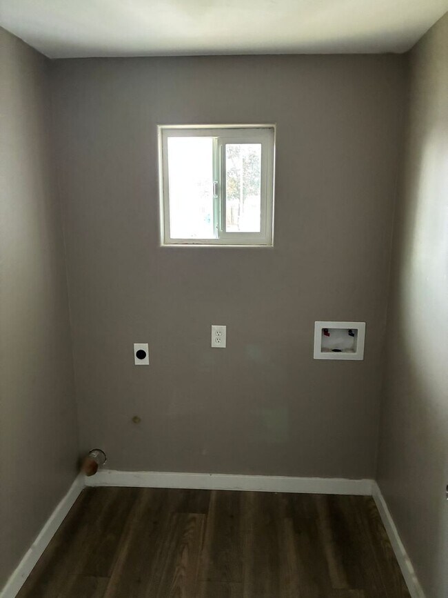 Building Photo - 2 Bedroom 2 Bath Home