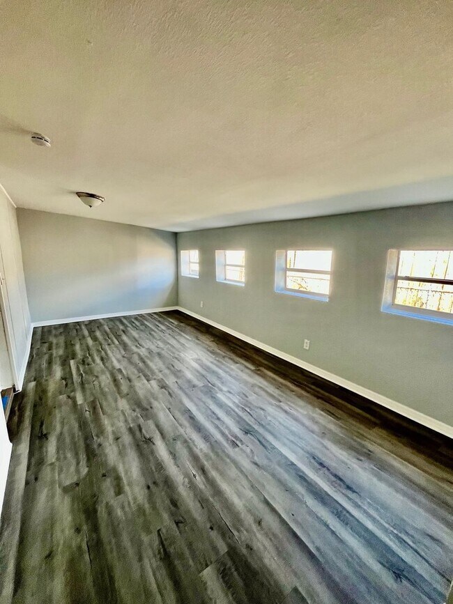 Building Photo - Spacious 6BR/1BA Winter Haven Home! No Application fee!