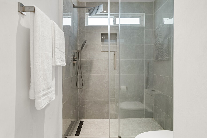 Building Photo - 2207 Ocean Front Walk