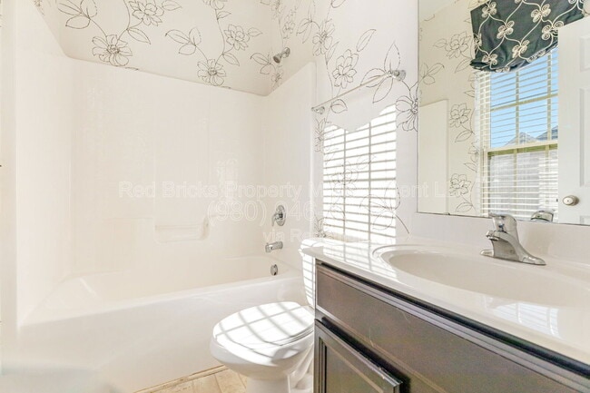 Building Photo - 15125 Jade St