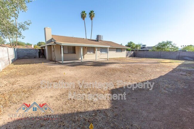 Building Photo - 704 E La Jolla Dr