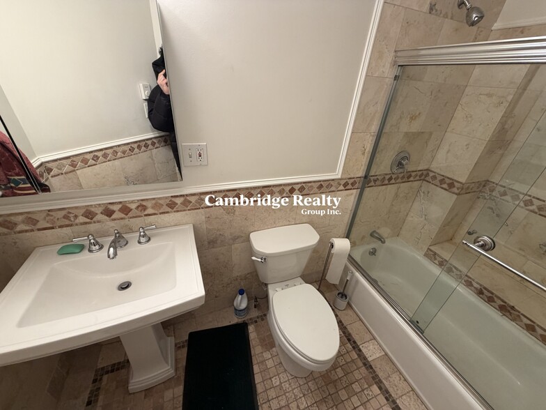 Building Photo - 71 Putnam Ave