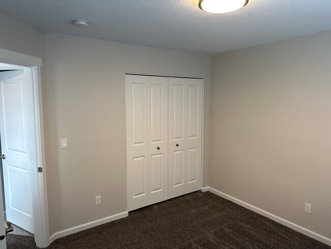 Building Photo - Brand New 3 Bed / 3 Bath Duplex! First Mon...