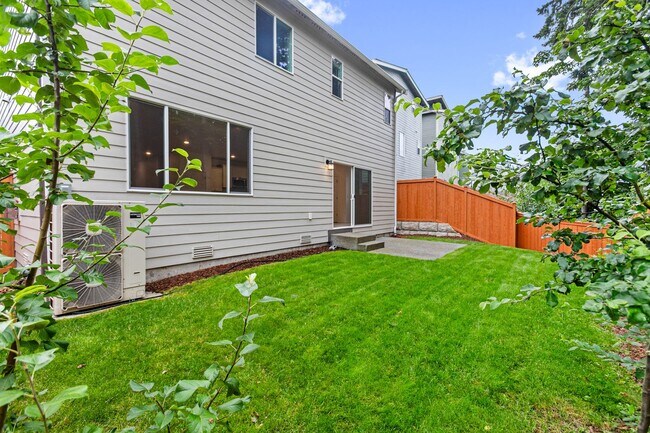 Building Photo - Two-Story Port Orchard Home