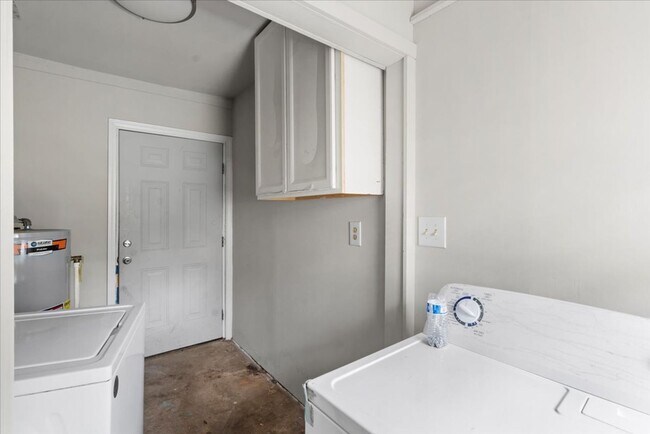 Building Photo - 932 Summer Dr