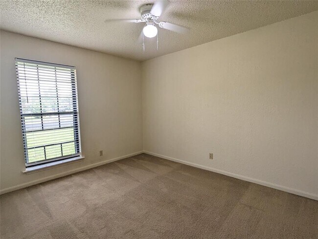 Building Photo - 904 Woodview Dr