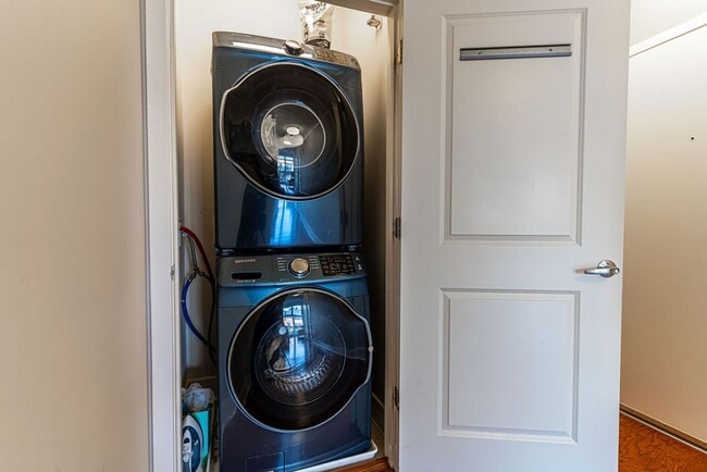 Building Photo - 2 Bed, 2 Bath Condo Bathed in Natural Light